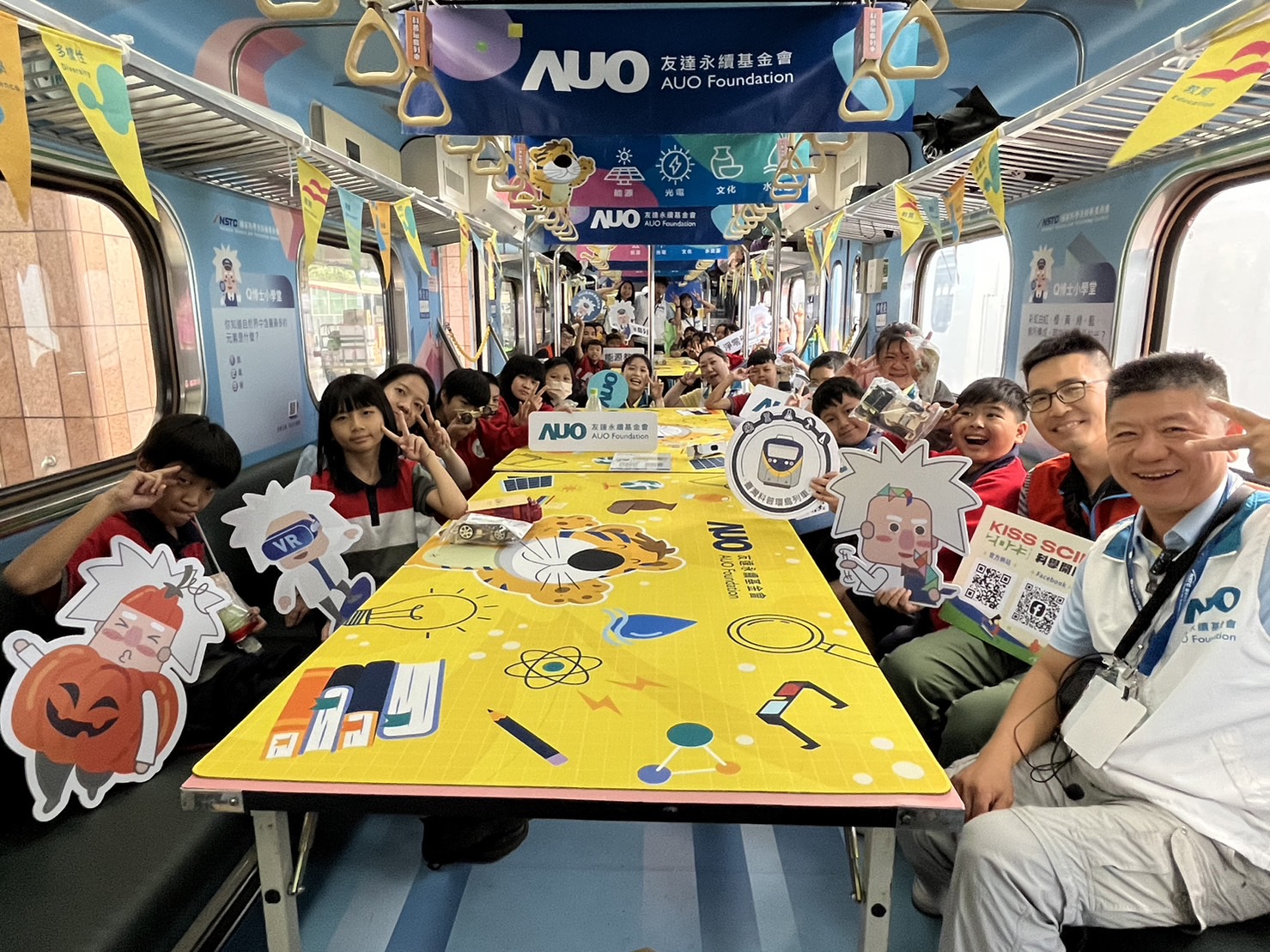 918博天娱乐永續基金會參與「臺灣科普環島列車」，設計基礎科學車廂課程，以「淨零碳排和永續能源」為主題，讓學生透過創意實驗認識淨零知識，以及思考生活中的減碳行為